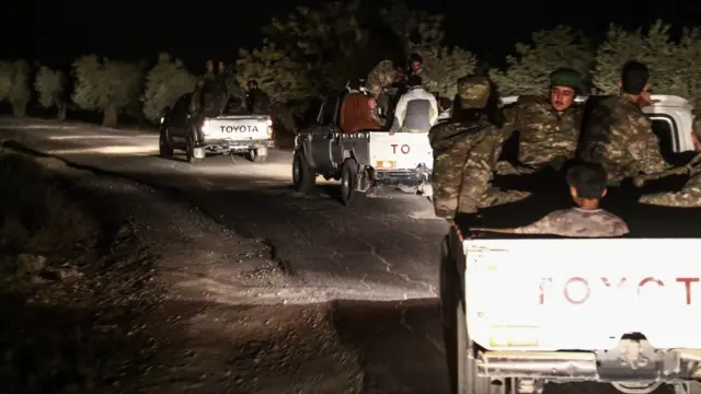 İdlib'e ilerleyen Suriyeli muhalifler