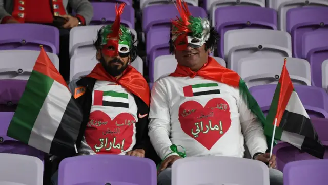 مشجعون للمنتخب الإماراتي