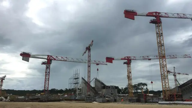 Сейчас этот европейский космический комплекс - огромная стройплощадка, на которой в две смены трудятся 600 рабочих