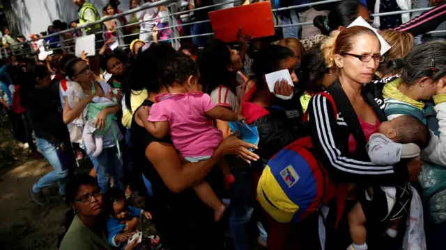 Las largas filas para comprar alimentos y medicinas son comunes en el país dada la escasez y los altos precios.