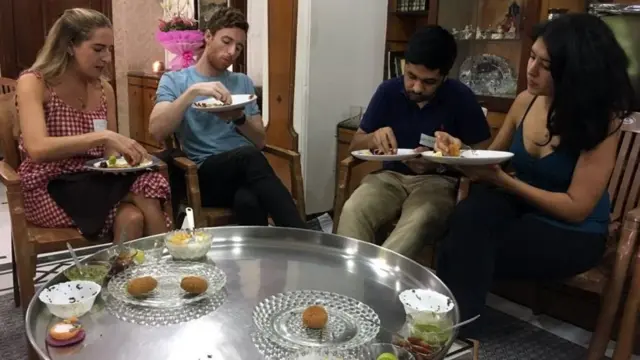 مجموعة من الزبائن تتناول العشاء في منزل كباديا خلال عطلة الأسبوع