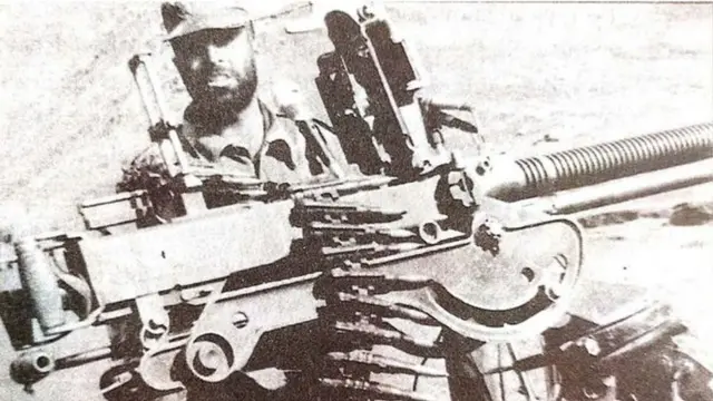 ઍન્ટી એરક્રાફ્ટ ગન સાથે કૅપ્ટન વિક્રમ બત્રા