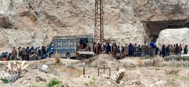 استسلام ما تبقى من مسلحي "تنظيم الدولة الإسلامية" وعوائلهم في باغوز بعد سيطرة قوات سوريا الديمقراطية عليها في 24 مارس/آذار 2019