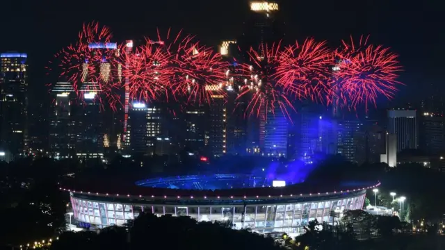 Pháo hoa sáng rực trên sân vận động Gelora Bung Karno