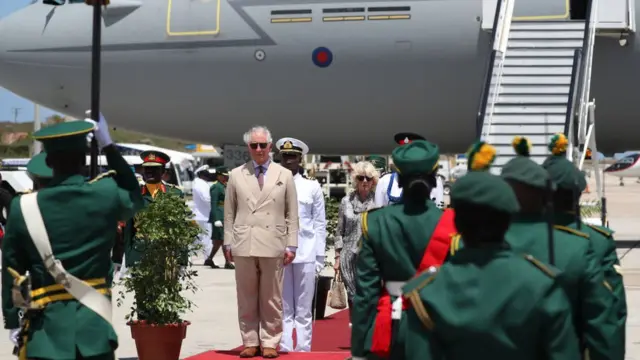 Принц у трапа самолета