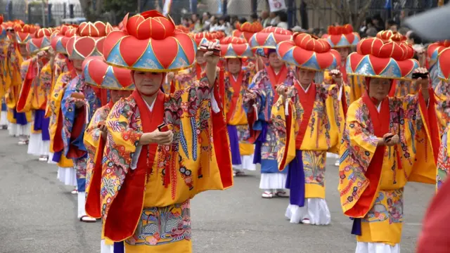 Dançarinas tradicionais durante o festival okinawanopix bet copaSP