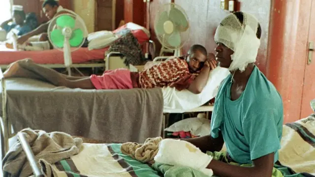 Un homme mutilé par les milices en Sierra Leone dans un hôpital - mai 1998
