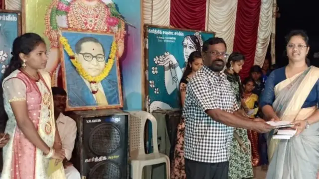 வெள்ளூர்1ல் இருந்து படித்து மருத்துவரான ஒருவர் மாணவர்களுக்கு உதவி வழங்குகிறார்.