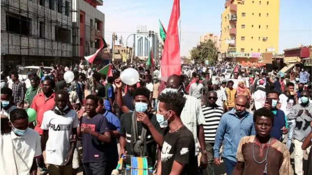 متظاهرون يشاركون في إحدى المسيرات التي انطلقت في الخرطوم اليوم.