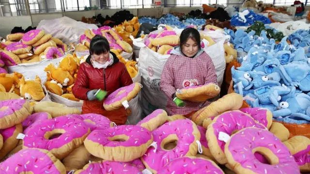 para pekerja Cina membuat mainan di sebuah pabrik di provinsi Jiangsu di timur Cina.