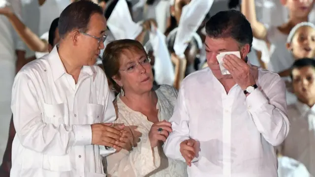 BM Genel Sekreteri Ban Ki-Mun, Şili Devlet Başkanı Michelle Bachelet ve Kolombiya Devlet Başkanı Santos, nihai barış anlaşmasının ilan edildiği törende.