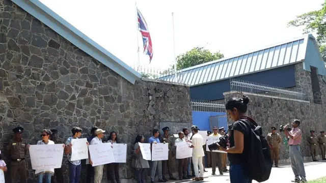 බ්‍රිතාන්‍ය මහ කොමසාරිස් කාර්යාලය අසල විරෝධතාව