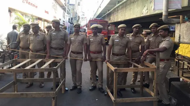 தி சென்னை சில்க்ஸ் சுற்றியுள்ள பகுதியில் கடும் போலீஸ் பாதுகாப்பு போடப்பட்டுள்ளது.