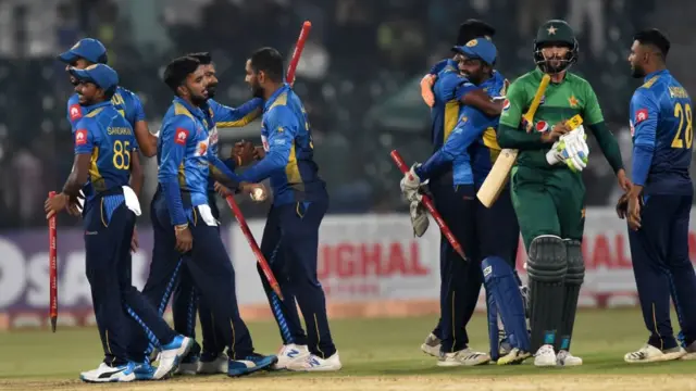 سری لنکا کی ٹیم سیریز جیتنے کے بعد