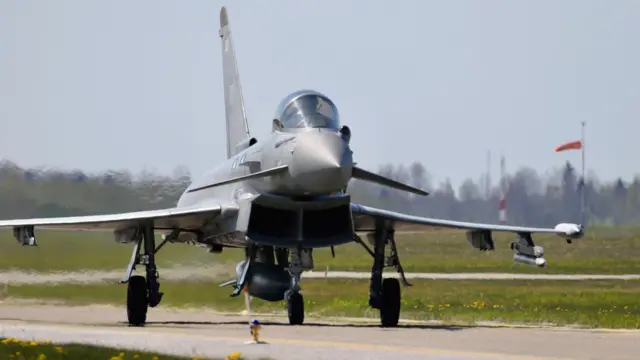 Истребитель "Тайфун" на взлетно-посадочной полосе авиабазы "Эмари"