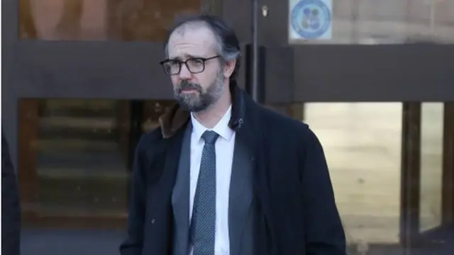 Neil Murray saindo do tribunal