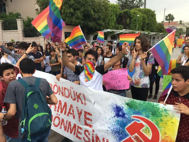 Yalangoch keksa ayol fotosurati Porno siyish eshak