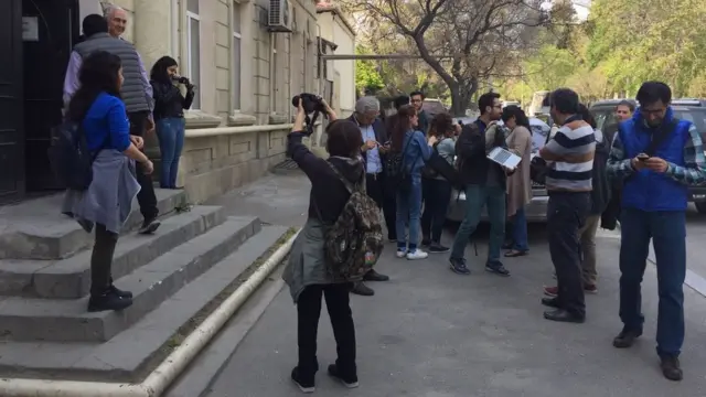 məhkəmə qarşısı