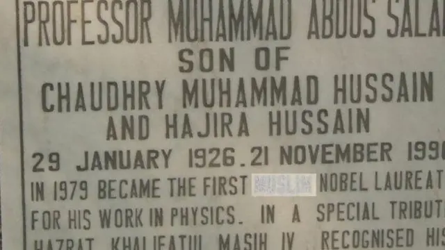 در سال ۲۰۱۴ سنگ قبر پروفسور سلام را مخدوش کردند و روی کلمهی مسلمان را پوشاندند.