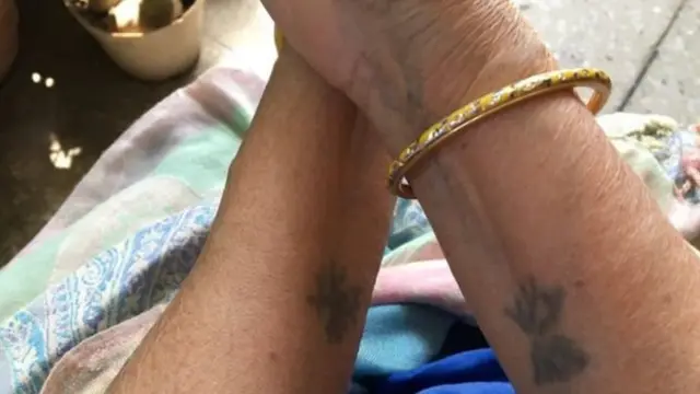 મહિલાના હાથ પર ટેટૂ