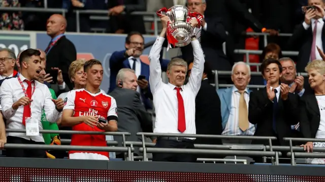 Arsene Wenger, tababaraha kooxda Arsenal ayaa noqday tababaraha ugu guusha badan taariikhda tartanka FA-ga oo waxa uu ku guulaystay todoba jeer.