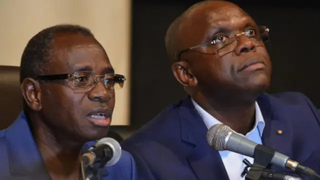 Le porte-parole du gouvernement burkinabé, Rémi Fulgance Dandjinou (D) et son homologue de la sécurité sociale.