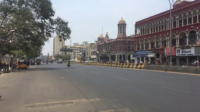 வெறிச்சோடிக் காணப்பட்ட சாலைகள்
