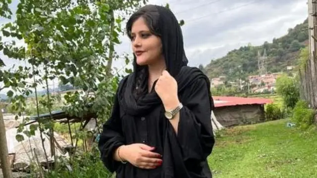 مهسا یا ژینا، دختر ۲۲ ساله‌ای بود که در بازداشت گشت ارشاد جان باخت