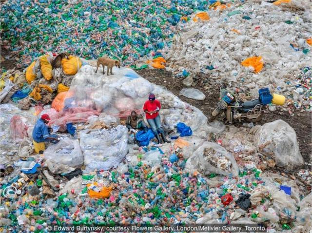 2016年，肯尼亚内罗毕，Dandora 垃圾填埋场＃3，塑料回收：世界最大的垃圾填埋场。