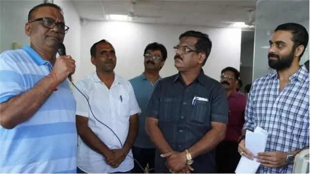 हितेंद्र ठाकूर आणि उजवीकडे क्षितिज ठाकूर