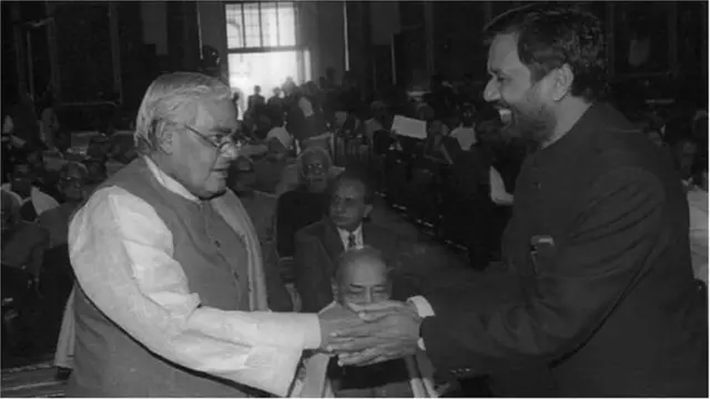 వాజ్‌పేయి ప్రధానిగా ఉన్నప్పుడు ఆయన ప్రభుత్వంలో కూడా పాశ్వాన్ మంత్రిగా పనిచేశారు