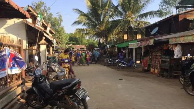 ဒေါ်ညိမ်းကျေးရွာ ရွာအဝင်လမ်း