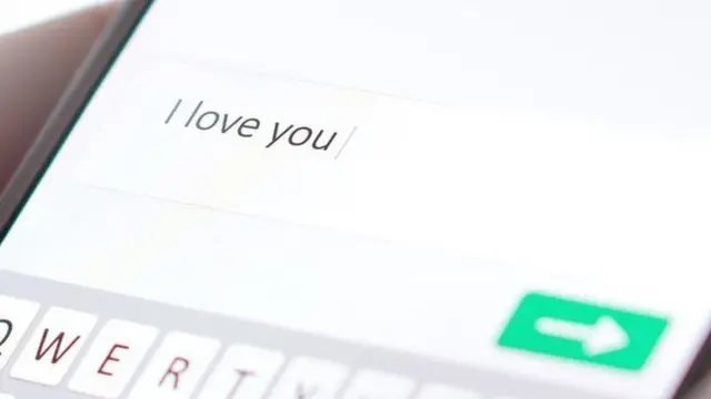 Téléphone avec le message "Je t'aime"