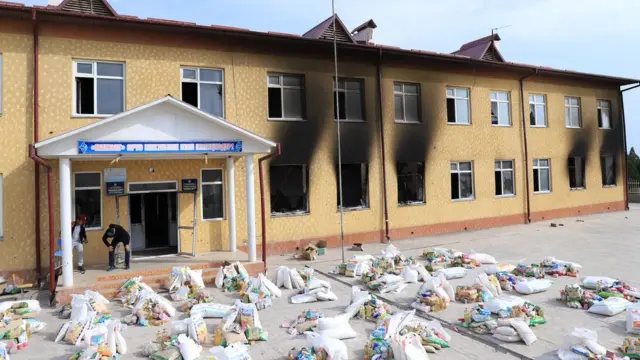 Максат айылынын мектебинин алдында