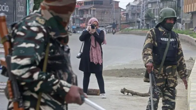 ફોટો ખેંચતી મહિલા પત્રકાર