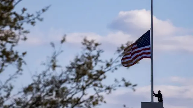 મૃત્યુ પામનાર પોલીસ ઑફિસરના માનમાં કૅપિટલ હિલ પરનો અમેરિકાનો રાષ્ટ્રધ્વજ અડધી કાઠીએ કરી દેવામાં આવ્યો.