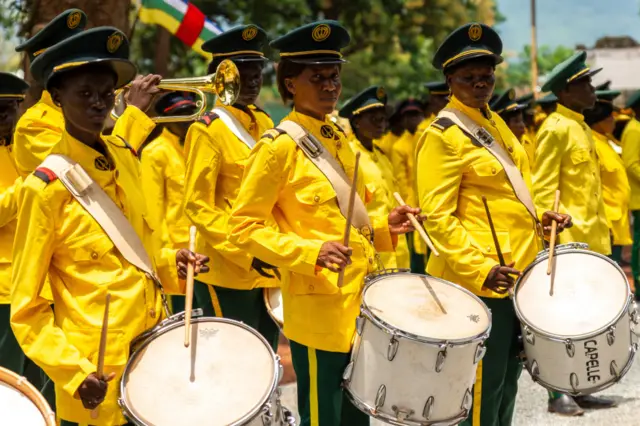Wata tawagar ƴan fareti a bikin cikar Jamhuriyar Tsakiyar Afrika shekara 61 da samun ƴanci a Camp Kasai a Bangui ranar Juma'a Agusta 13, 2021.