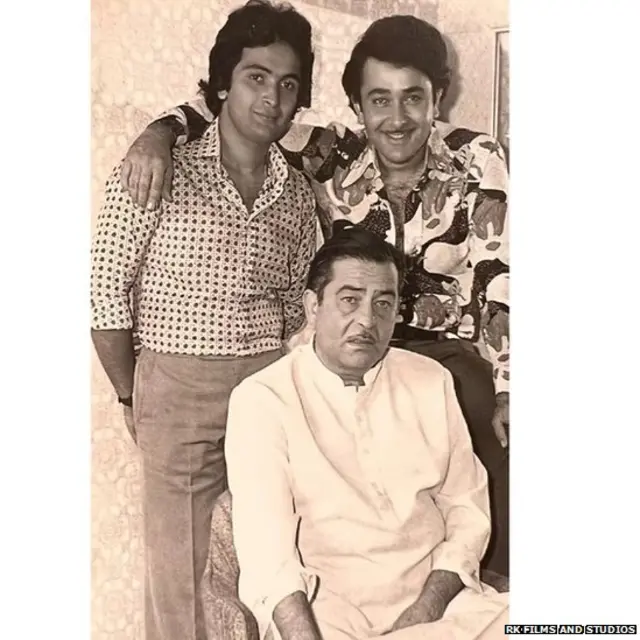 आपली मुलं ऋषी कपूर आणि रणधीर कपूर यांच्यासोबत राज कपूर