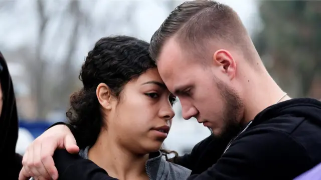 Una pareja se consuela