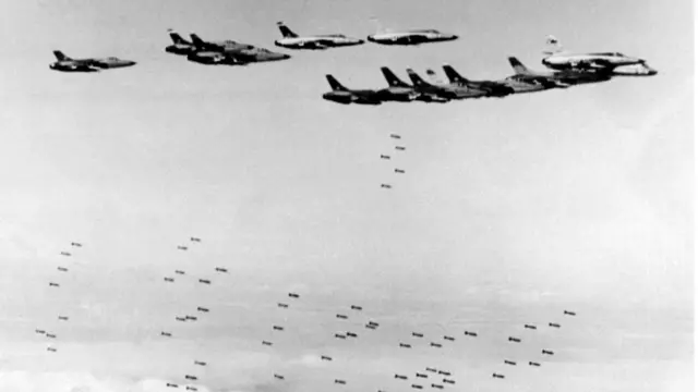 Bức ảnh ngày 8/2/1966 chụp phi cơ F105 Thunderchief của Quân lực Mỹ ném bom các mục tiêu chiến lược ở miền Bắc Việt Nam.