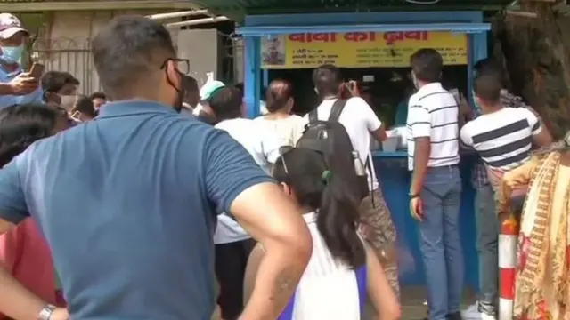 Aktörler, politikacılar, sporcular Delhilileri Baba Ka Daba'ya destek olmaya çağırıyor