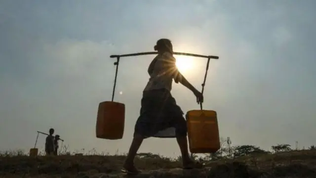 પાણી લઇને જઈ રહેલી મહિલા