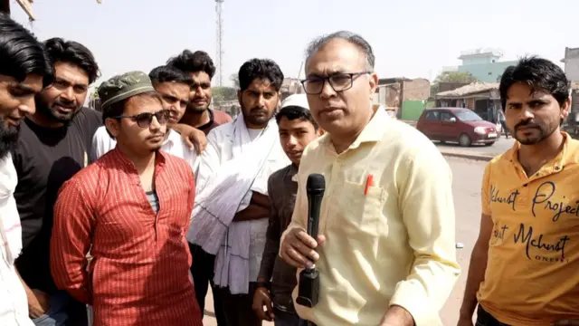 मेवात में बीबीसी संवाददाता विनीत खरे