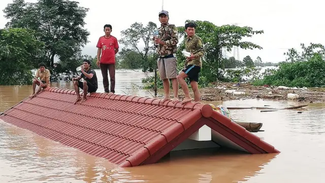 Dam yang jebol genangi enam desa