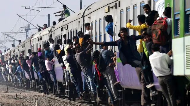 લોકલ ટ્રેનમાં લોકો