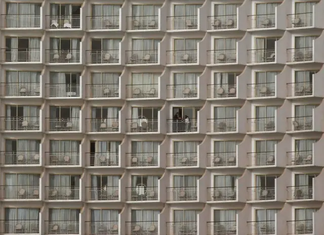 A ranar Talata cikin sanyi da ruwan sama, baki sun tsaya a wajen dakunansu da ke otal din Grand Hyatt Grand Nile Tower a Alkahira, babban birnin Masar.