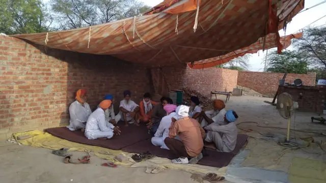 ਇਕ ਪਿੰਡ ਦੀ ਸਥ 'ਚ ਅਤੇ ਸਥਰ 'ਤੇ ਬੈਠੇ ਲੋਕ।