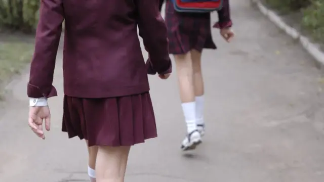 स्कूल जाती लड़कियां