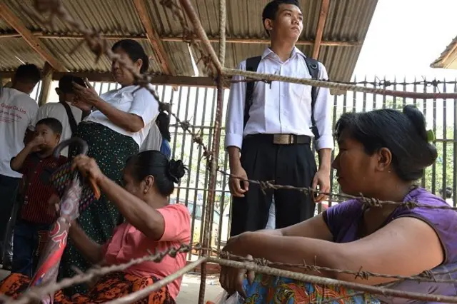2016년 인세인 교도소 앞에서 정치범 가족들이 수감자 석방을 기다리고 있다
