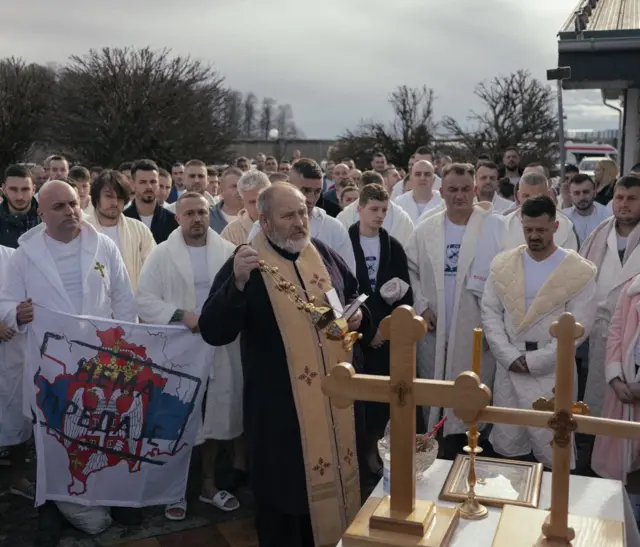 Pravoslavci veruju da sva voda na Bogojavljenje postaje sveta. Neki veruju da ledena voda može da ima pozitivan uticaj na telo.